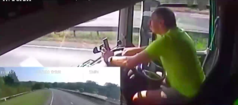Viralizan video de hombre que provocó accidente por mirar el celular ...