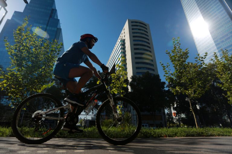 Huinchas reflectantes y traslado de menores: Así son las nuevas exigencias en ciclovías