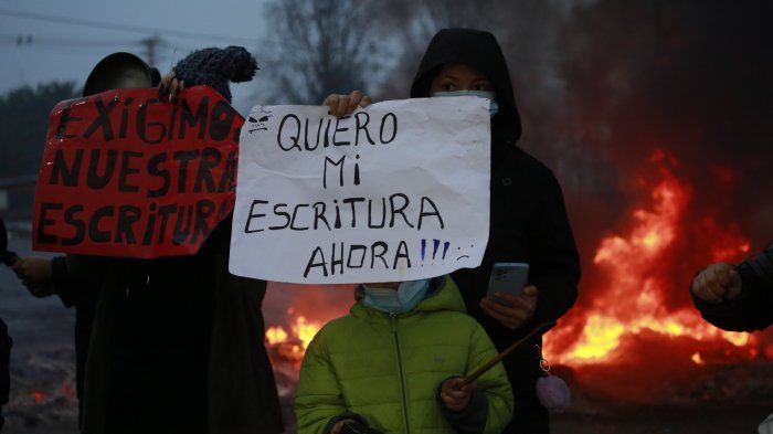 10 recorridos afectados por barricadas en Quilicura: Vecinos protestan por mal estado de viviendas sociales