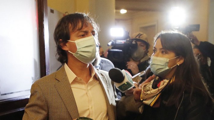 No habló con la prensa: Francisco Encina llegó al ex Congreso en medio de problemas por condiciones técnicas y sanitarias