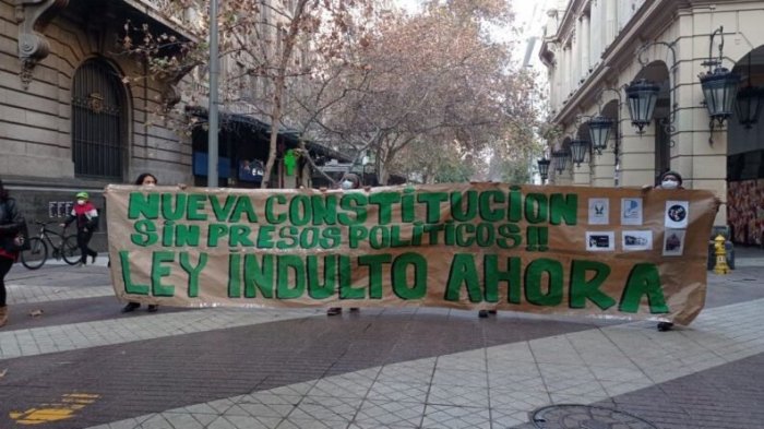 Polémica por ley de indulto para presos del estallido: Constituyentes reclaman por prisión preventiva de detenidos sin investigación