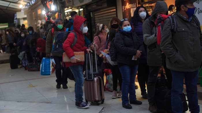 Largas filas en terminal de buses por vacaciones de invierno: 100 mil personas podrían dejar la Región Metropolitana
