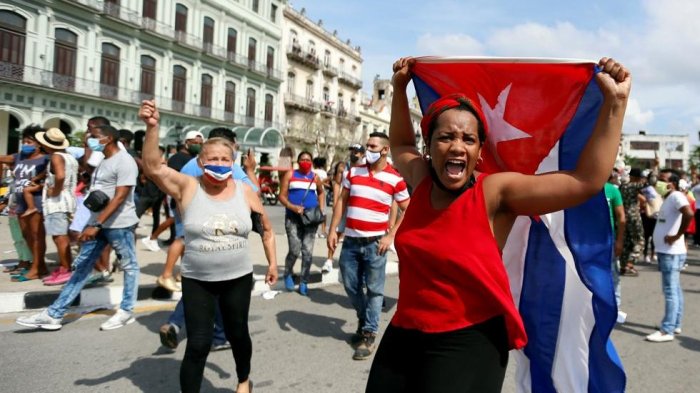 Cuba enfrenta inéditas protestas contra el Gobierno: Incluso en Chile se han manifestado en la embajada
