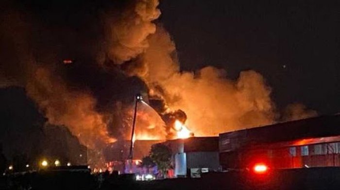 Voraz incendio afectó fábrica de colchones Celta en Coquimbo: Casas cercanas tuvieron que ser evacuadas