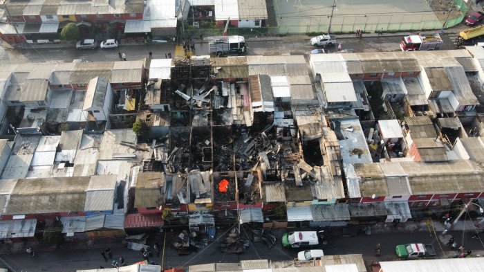 Un fallecido y 16 casas destruidas por incendio en Melipilla: Vecinos acusan que los grifos tenían poca agua