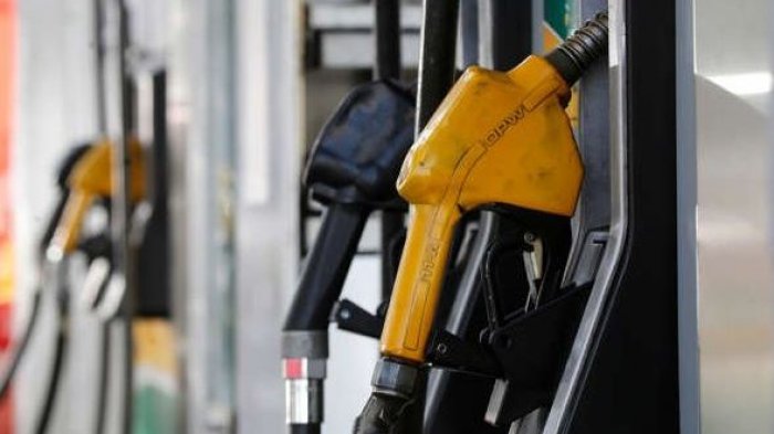 Largas filas en bombas de bencina: Camiones no llegan y dejan sin combustible a Temuco