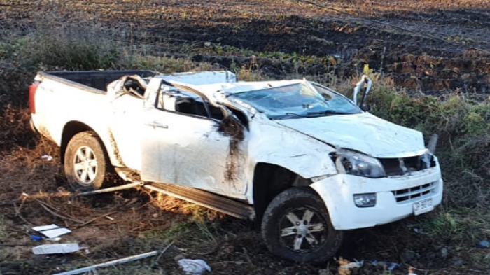 Alcalde de Coihueco sufrió peligroso accidente vial: Carlos Chandía se encuentra grave tras volcar en su camioneta