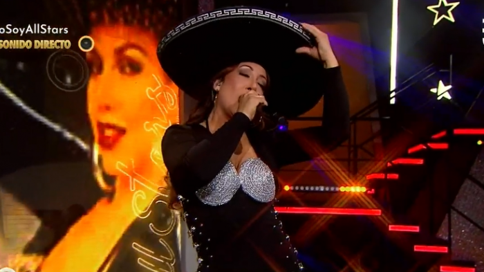 ¡Amor a a mexicana! Thalía deslumbró con su coqueta presentación