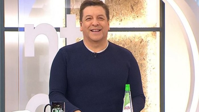 Julio César irrumpió en vivo con cartel enviando un coqueto mensaje a quien lo espera en casa