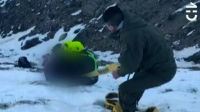 Rescatan a 3 personas extraviadas en farellones: Se encontraban con principio de hipotermia