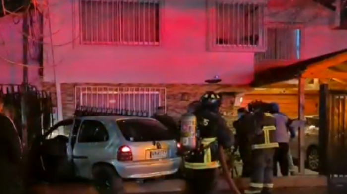 Conductora ebria perdió el control de su auto y destruyó casa particular en Puente Alto