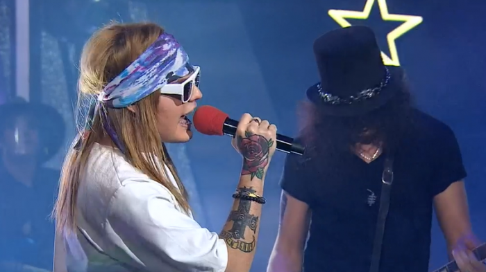 Axl Rose y Slash impactaron con su interpretación de 