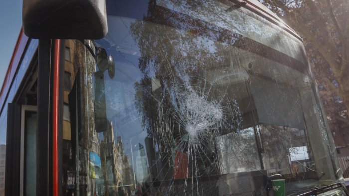 Mujer intentó detener bus en confuso incidente: Un grupo de personas apedreó la máquina en plena Alameda