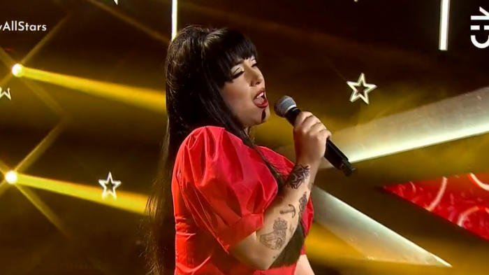 Dulce y apasionada: Mon Laferte lo dio todo en el escenario interpretando 