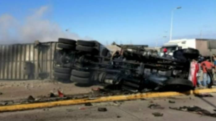 Impactantes imágenes: Camión vuelca y colisiona a 5 vehículos en Antofagasta