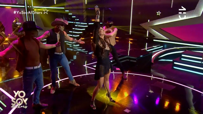 Coquetería y sensualidad: Thalía se lució con su motivada presentación