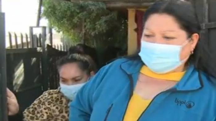 Mujer que se tomó casa en Cerrillos agredió a periodista de Chilevisión