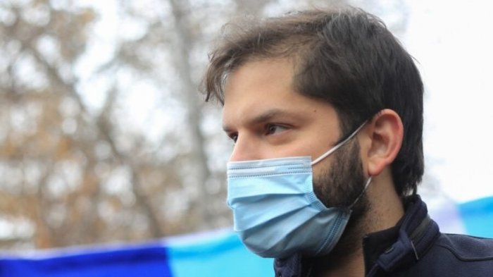 Caótica despedida: Gabriel Boric recibió golpes durante su visita a presos del estallido social