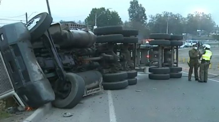 Camión volcado en Costanera Norte al poniente: Tránsito fue suspendido en salida de la autopista