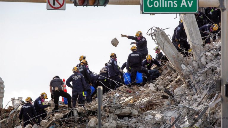 A 90 aumentó el número confirmado de muertos por edificio colapsado en Miami