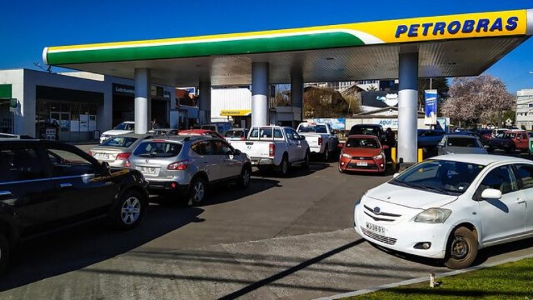 Colapso en bencineras: Autoridades descartaron desabastecimiento de combustible en la Araucanía