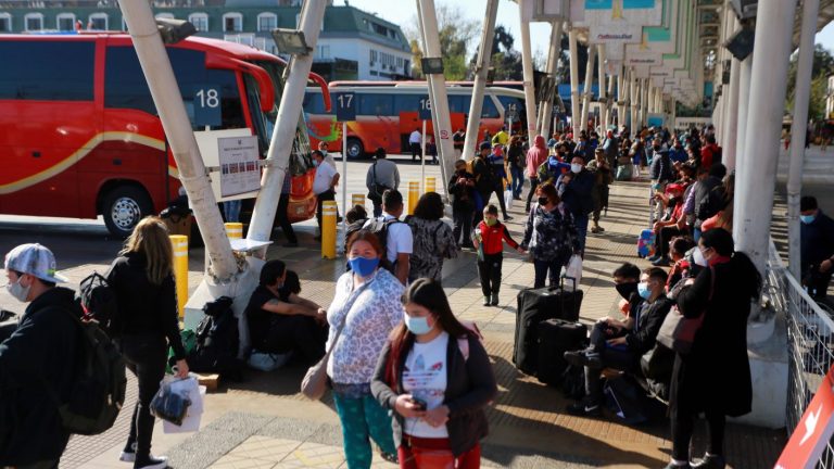 Carabineros proyecta que este jueves saldrán 15 mil personas desde los terminales de Estación Central