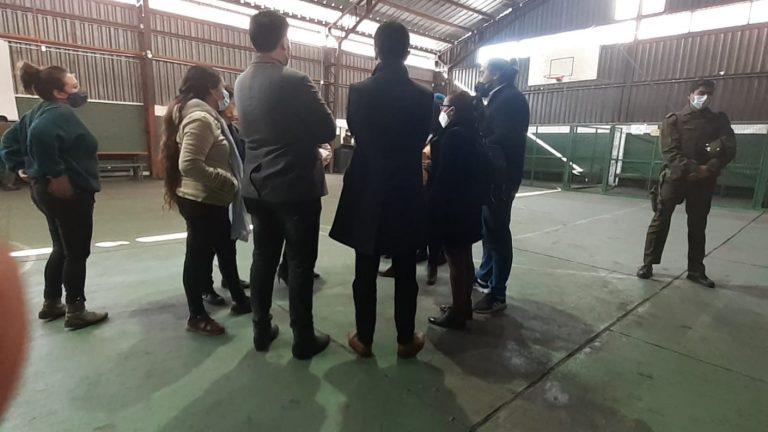 Mesa directiva de la CC llegó hasta comisaría de Santiago para apoyar a los dos convencionales detenidos