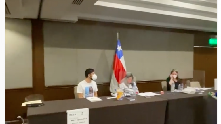 Músicos chilenos radicados en México llegaron a votar en grupo para 