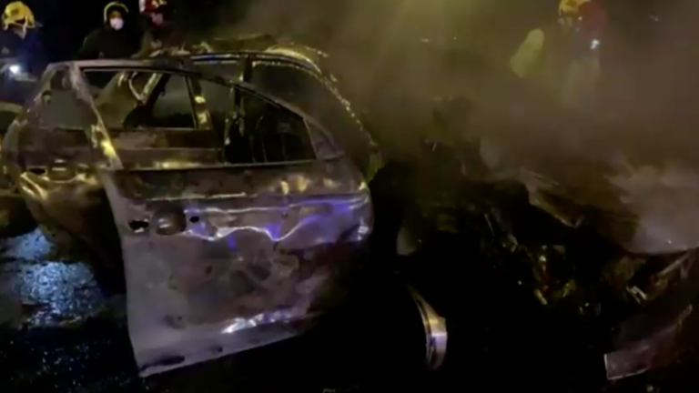 Dos jóvenes murieron: Buscan a conductor que huyó del accidente sin prestar ayuda a las víctimas