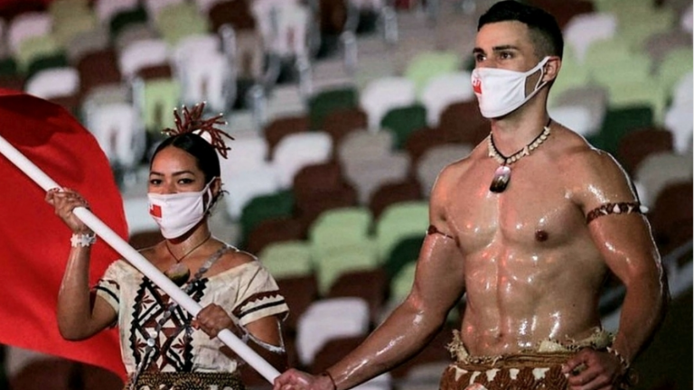 Lo hizo de nuevo: El revuelo en redes por esperada aparición del abanderado de Tonga en los JJ.OO.
