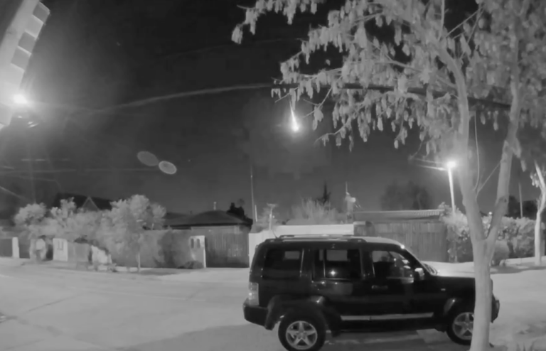 ¿Un meteorito? Los videos que se viralizaron del avistamiento que iluminó Santiago y Tomé