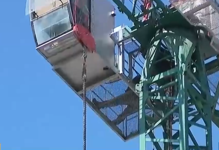 Trabajador protesta sobre grúa a 40 metros de altura en Santiago Centro: Exige pago de su sueldo