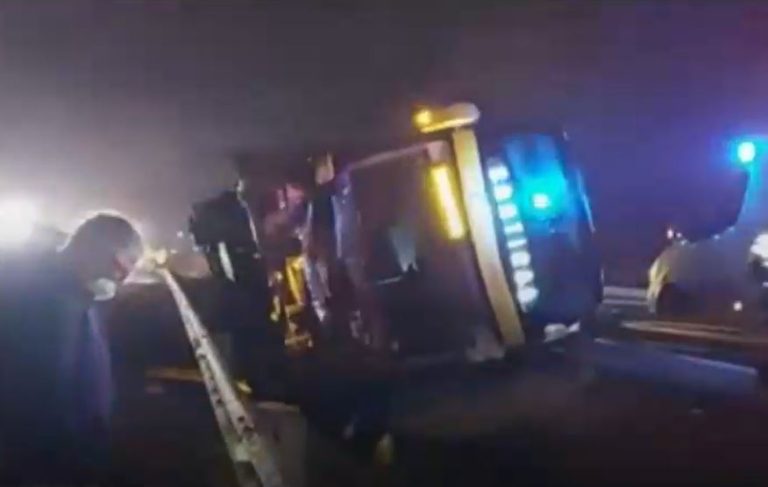 Bus de dos pisos volcó en el Maule: 2 adultos mayores quedaron con heridas graves