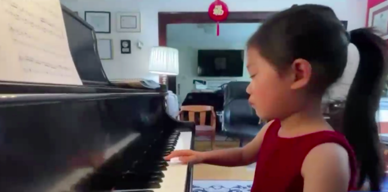 Niña prodigio sorprende al tocar el piano: Tiene 4 años y aprendió en pandemia