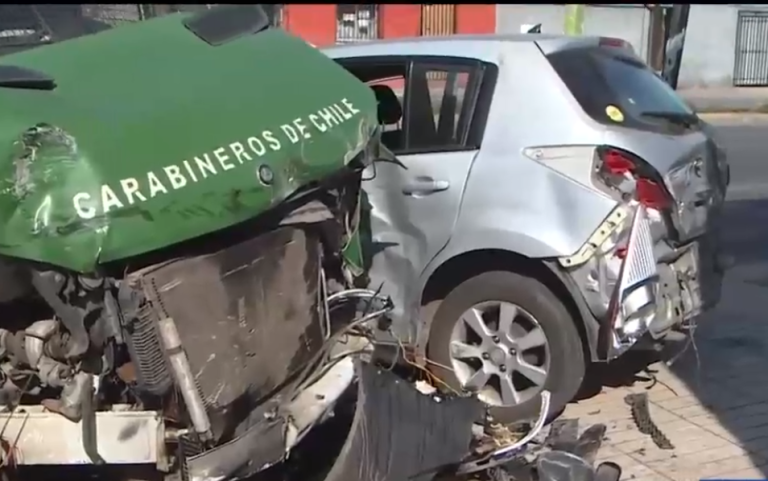 Portonazo en Recoleta terminó con choque que involucró dos autos particulares y retén de Carabineros en Conchalí