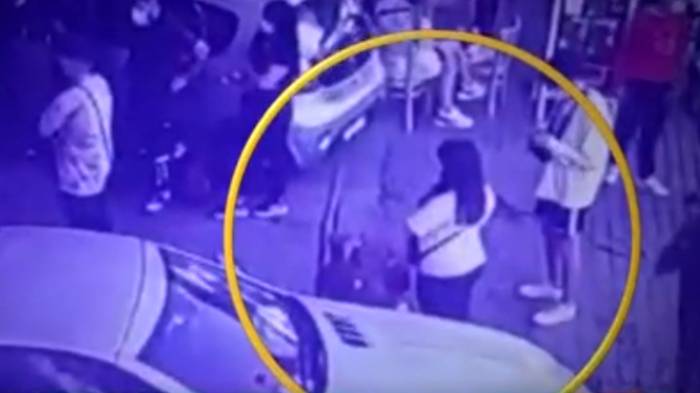 Cámara captó a niña desaparecida en Patronato: Misterioso hombre se acercó a conversar con la menor