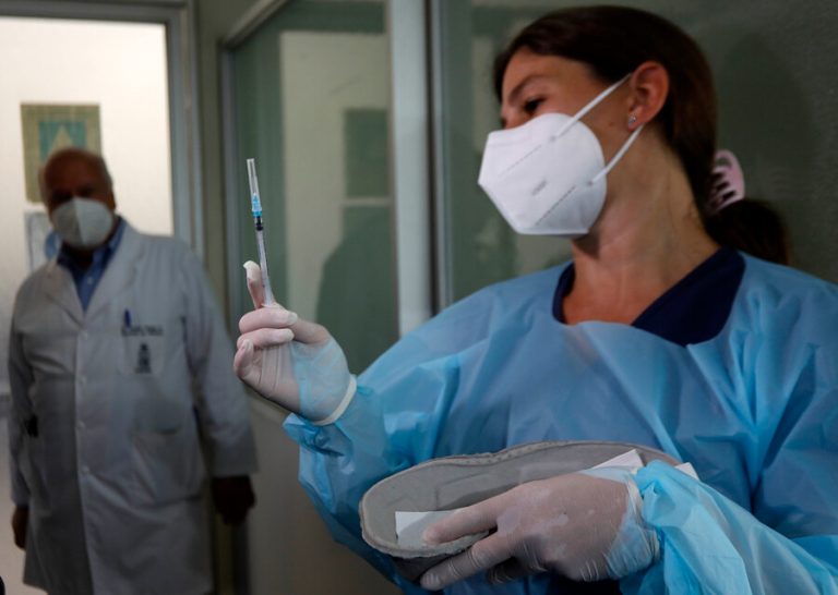 Dosis de refuerzo: Daza explicó que se aplicará AstraZeneca debido a que “la respuesta inmune ha sido muy positiva”