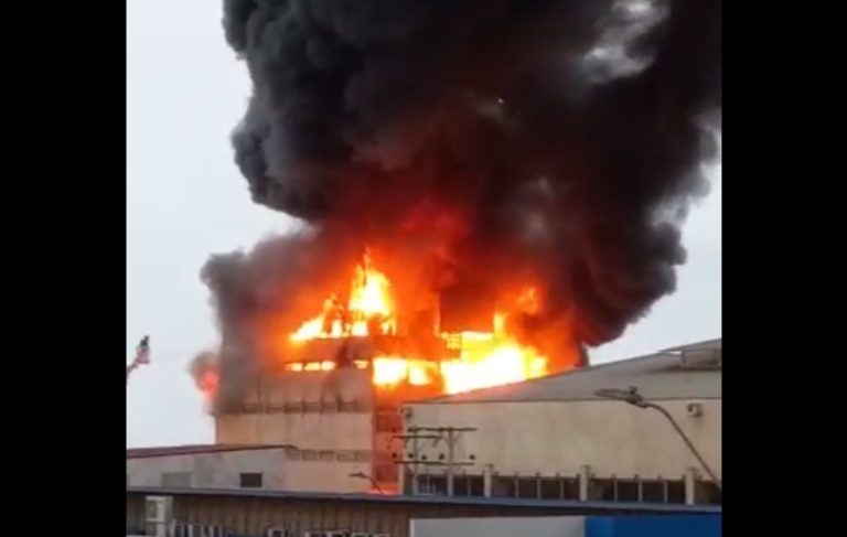 Gran incendio se registra en distribuidora industrial en Iquique: Bomberos intenta controlar el siniestro