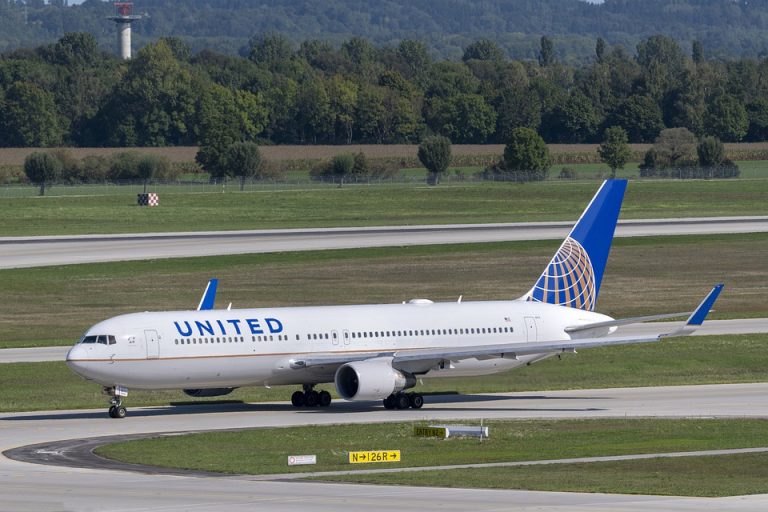 United Airlines despedirá a trabajadores que no estén vacunados contra el COVID-19