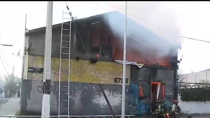 Grave incendio afectó a bodega de ropa en La Cisterna