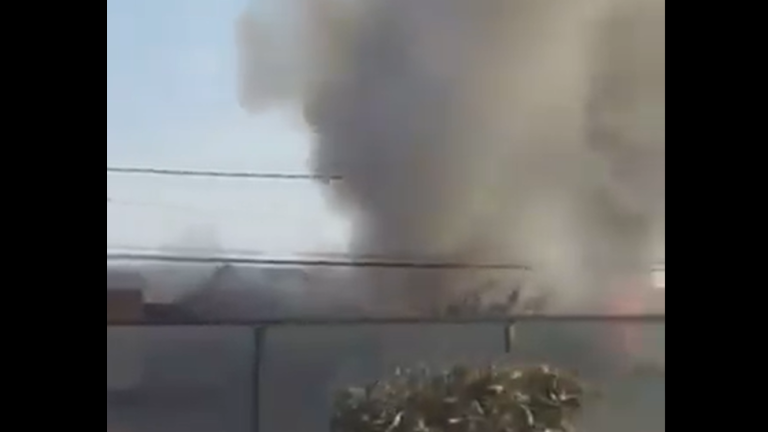 Bomberos combate incendio en Recoleta: Helicóptero habría chocado con tendido eléctrico del sector