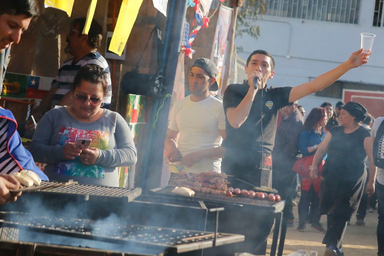 Valparaíso se prepara para tener fondas, pero piden aumentar aforo: 