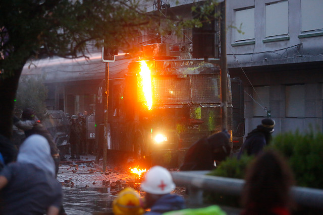 Joven irá a la cárcel por lanzar una bomba molotov a un vehículo de Carabineros