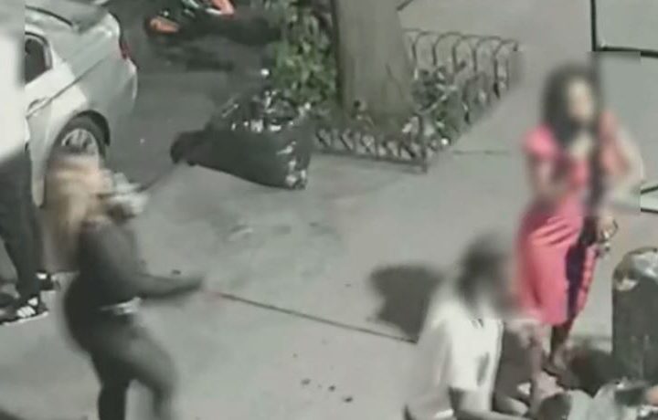 Escalofriante: Una mujer ejecutó a una transeúnte en la calle y se fue caminando del lugar empuñando el arma