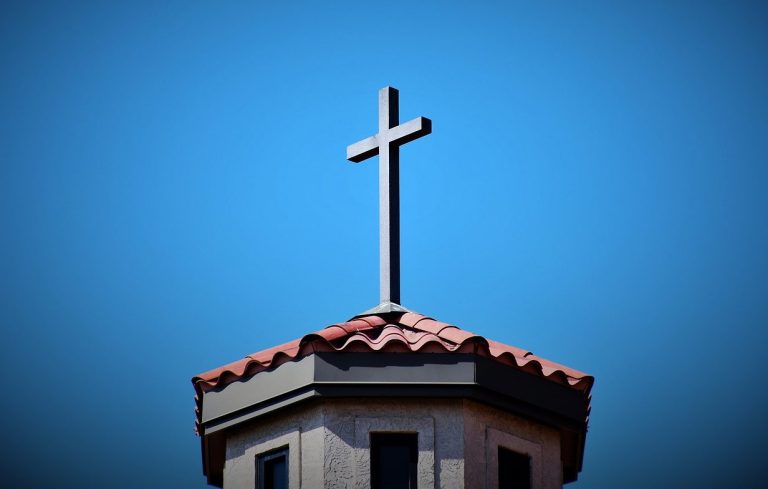 Sacerdote autor de reconocidas canciones de misas es denunciado por abuso sexual contra niños