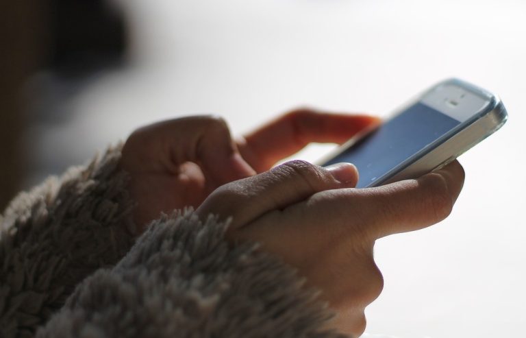 Estafa telefónica agenda tercera dosis de vacunación: Se hacen pasar por funcionarios del Minsal para hackear Whatsapp