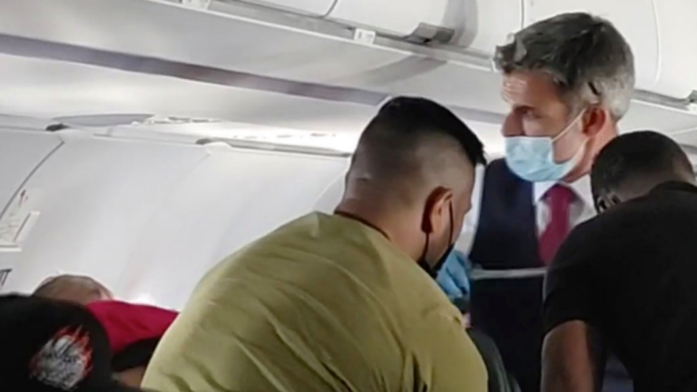 Niño de 13 años terminó atado con cinta adhesiva en pleno vuelo: Habría sido violento con su madre