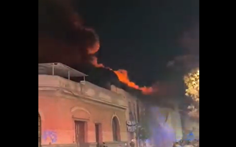 Gran incendio en barrio Yungay deja al menos seis viviendas afectadas: Hay riesgo de derrumbe
