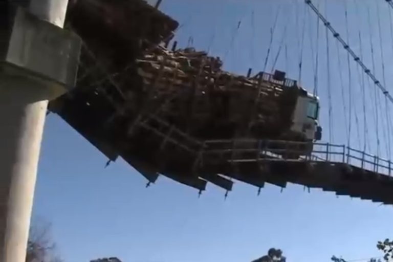 Este jueves terminarán las labores: Así será el complejo procedimiento para retirar camión atrapado en puente