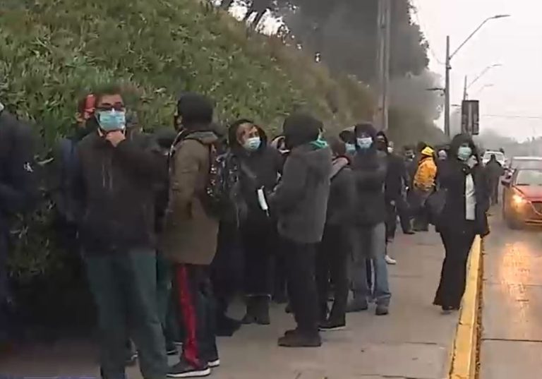 Fila gigantesca en vacunatorio de Maipú: Personas llegaron durante la madrugada para asegurar cupo